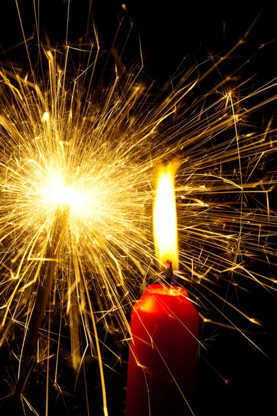 Chama de uma vela com um sparkler — Fotografia de Stock