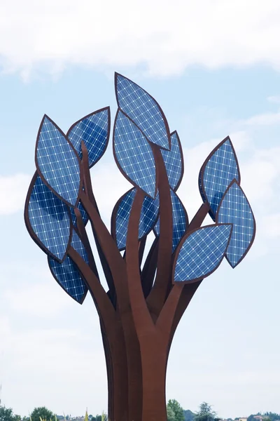 Un arbre à partir de cellules solaires — Photo