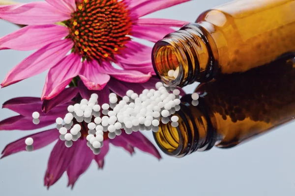 Homeopathie. bolletjes als alternatieve geneeskunde — Stockfoto