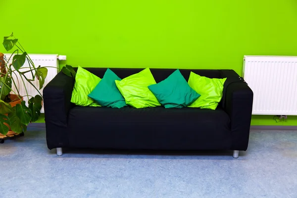Gauč v obývacím pokoji — Stock fotografie