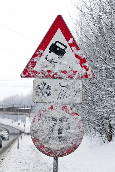 Señales de carretera nevadas —  Fotos de Stock
