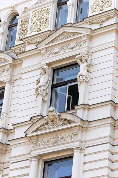 Prag, vackert renoverade hus n gamla stan — Stockfoto