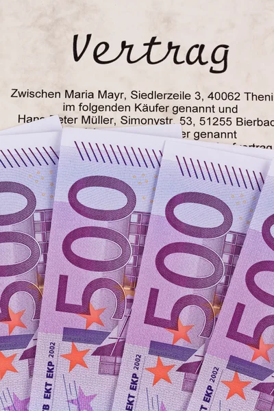 Банкноти євро та контракт — стокове фото