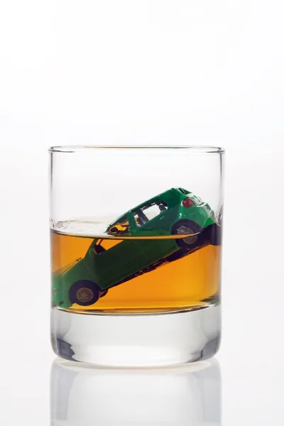 車のキーとアルコールとガラス — ストック写真