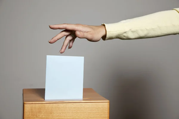 Oy verme kabinindeki kadın — Stok fotoğraf