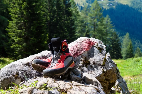 山でのハイキングのハイキング ブーツ — ストック写真