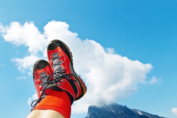 Dağlarda yürüyüş yürüyüş botları — Stok fotoğraf
