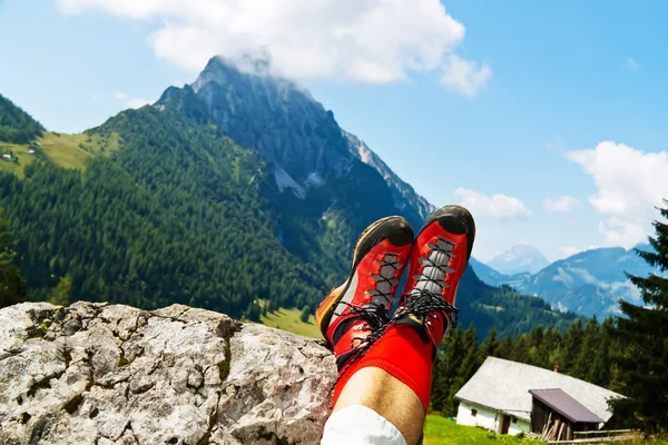 Botas de senderismo para practicar senderismo en las montañas —  Fotos de Stock