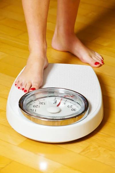 体重計で女性の足 — ストック写真
