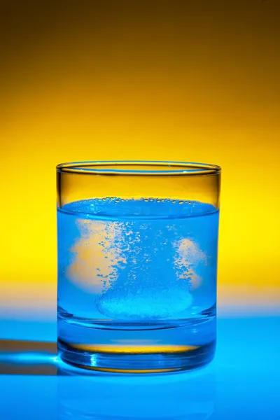 O comprimido dissolve-se em água sobre vidro — Fotografia de Stock