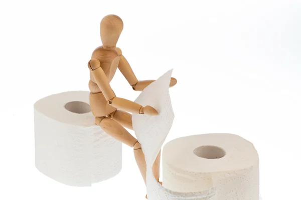 Trä figur på en rulle toalettpapper — Stockfoto