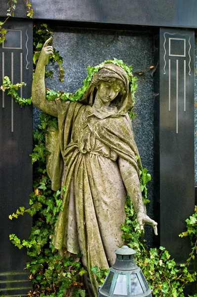 Steingrab auf einem Friedhof — Stockfoto