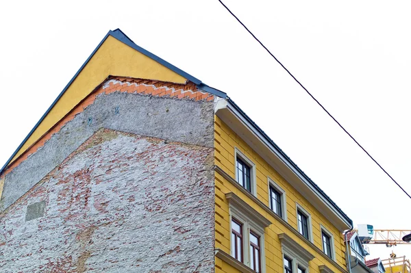 Baulücke zwischen zwei Häusern — Stockfoto