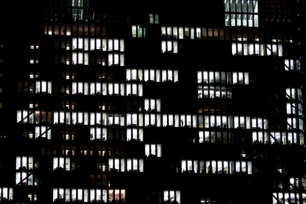 Fenêtres éclairées d'un immeuble de bureaux — Photo