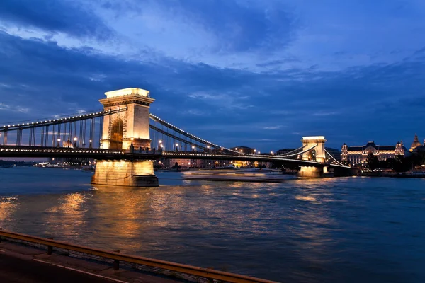 Hungria, Budapeste, ponte de cadeia . — Fotografia de Stock