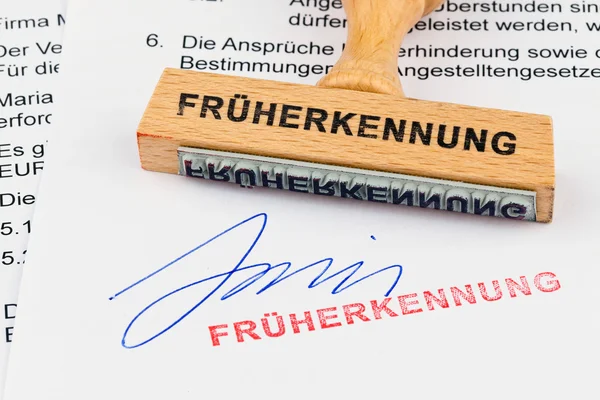 Houten stempel op het document: vroegtijdige opsporing — Stockfoto