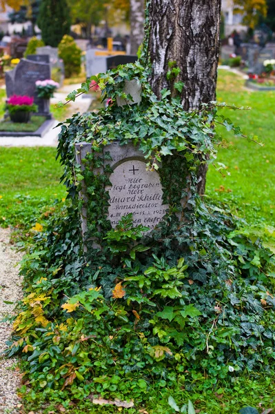 Tombe en pierre dans un cimetière — Photo