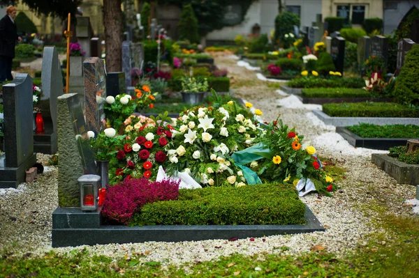 Каменная могила на кладбище — стоковое фото