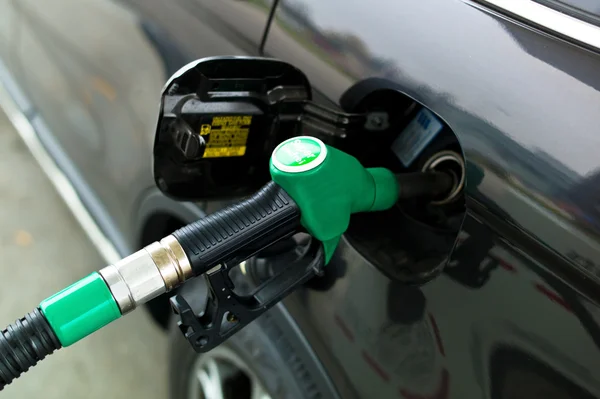 Toque para uma estação de abastecimento de gasolina — Fotografia de Stock