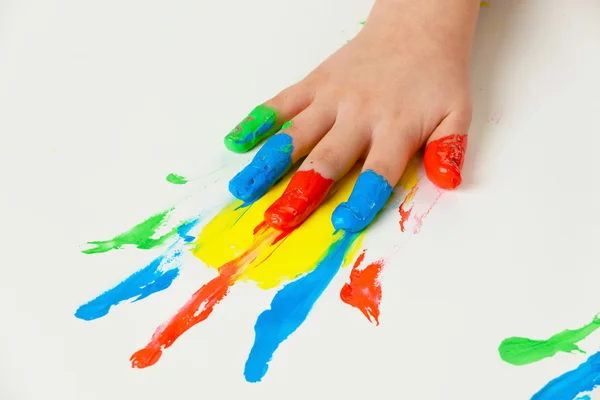 Barn med finger målar färger — Stockfoto