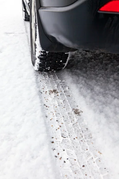 Vestígios de pneus de inverno na neve — Fotografia de Stock