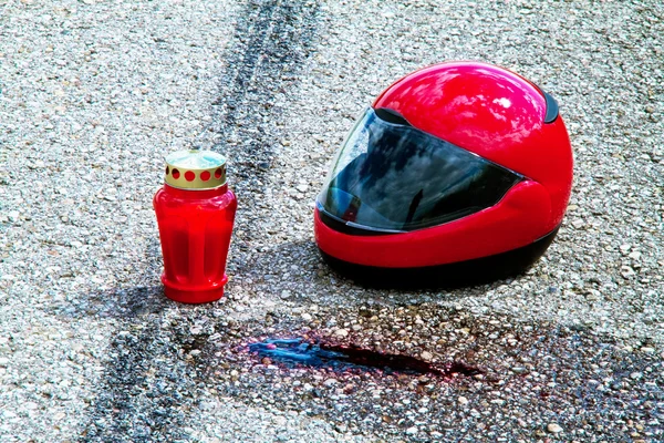 Accident avec une moto. accident de la circulation et marque de dérapage — Photo