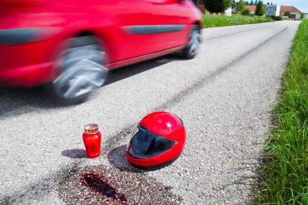 Wypadek na motocyklu. wypadek drogowy i skidmark — Zdjęcie stockowe