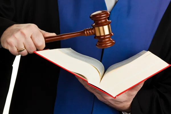 Richter mit Hammer und Gesetzesbuch — Stockfoto