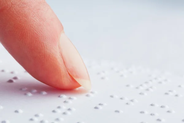 Dedos e livro em braille — Fotografia de Stock