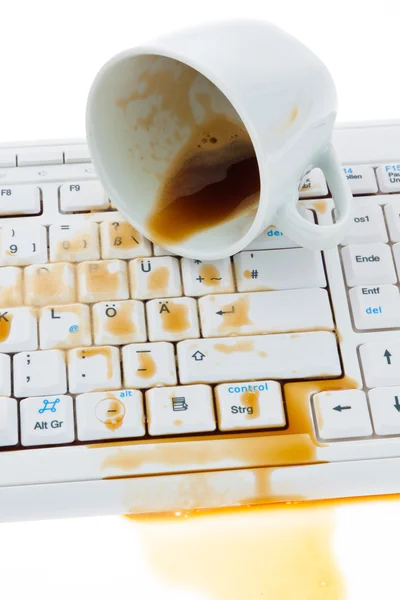 Leere Kaffeetasse auf der Computertastatur — Stockfoto