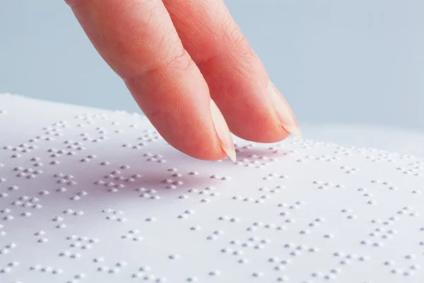 Braillovo písmo a prst. knihy v Braillově písmu — Stock fotografie