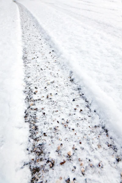 Sporen van winterbanden in de sneeuw — Stockfoto