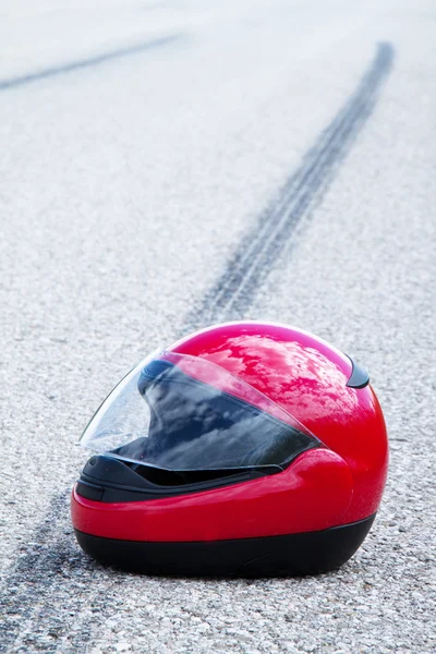 Ongeval met een motorfiets. verkeer ongevallen- en skidmark — Stockfoto