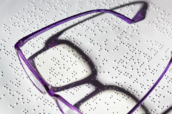 Lunettes et livre en braille. braille — Photo