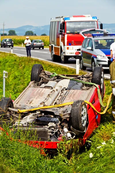 Trafikolycka. olycka med en bil, ambulans, polis. — Stockfoto