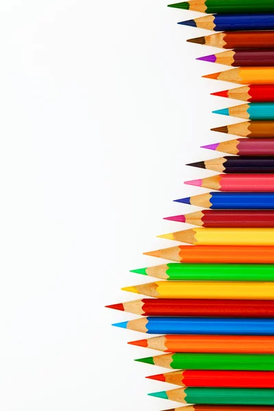 Wiele kolorowych ołówków na białym tle — Zdjęcie stockowe