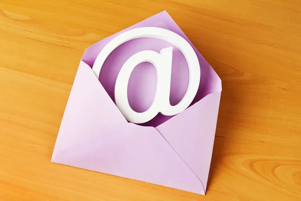 Umschlag mit E-Mail-Zeichen — Stockfoto