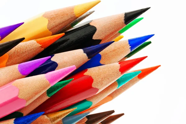 Beyaz arkaplanda birçok renkli kalem — Stok fotoğraf