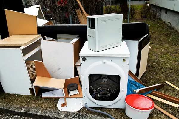 Omvangrijk afval. meubels en elektrische apparaten. — Stockfoto
