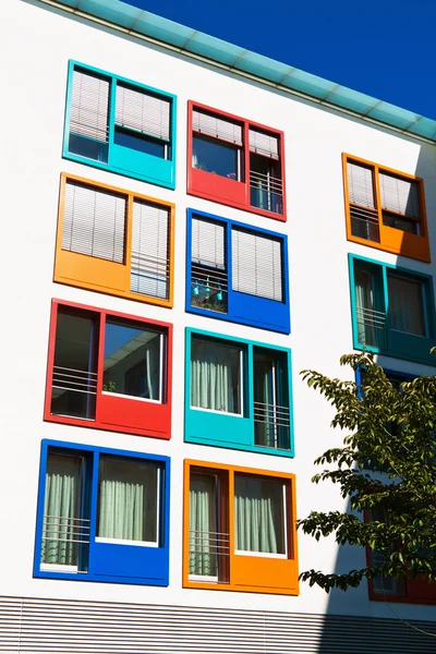 Edificio residencial con vidrieras —  Fotos de Stock