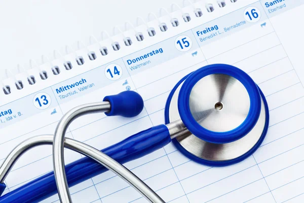 Estetoscópio e calendário. consulta médica — Fotografia de Stock
