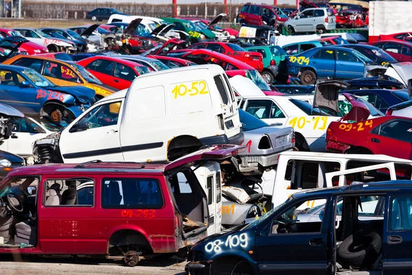 Auto's in een autokerkhof — Stockfoto