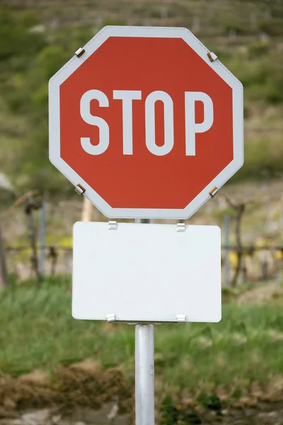 Stoppschild mit leerem Schild — Stockfoto