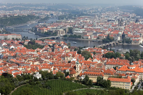 Praag, uitzicht op de stad vanaf petrin uitkijktoren — Stockfoto