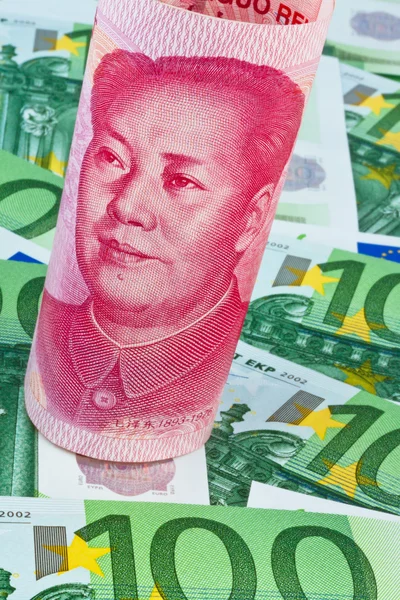 Notas de Yuan e de euro — Fotografia de Stock