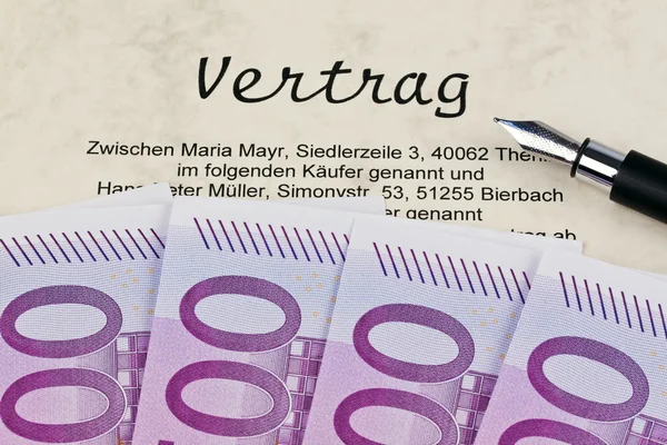 Банкноти євро та контракт — стокове фото
