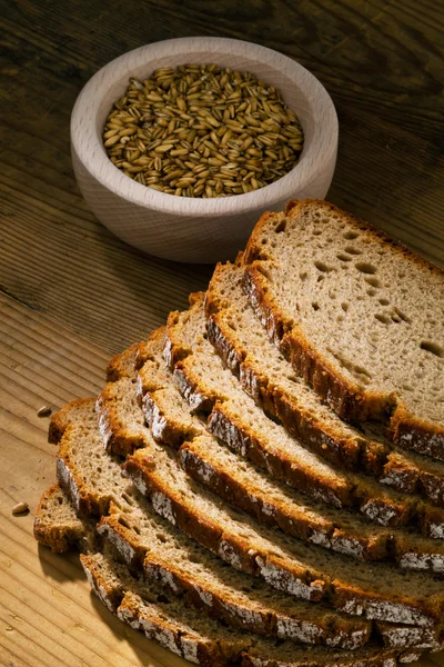 Хлебные ломтики черного хлеба — стоковое фото