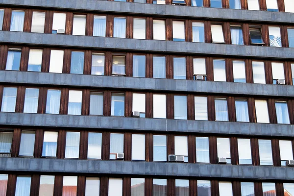 Fenster eines alten Bürogebäudes — Stockfoto