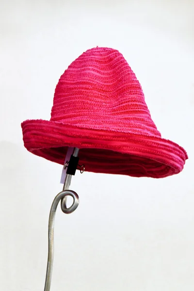 Rote Hüte vor einer Hutfabrik — Stockfoto
