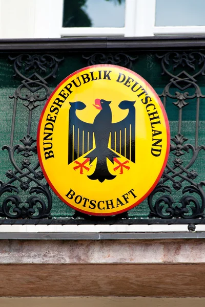 Escudo da embaixada alemã — Fotografia de Stock